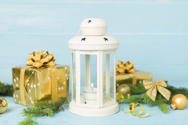 Ahşap masa süslemeli bej noel feneri