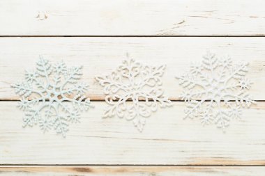 Woden arka planda güzel kar taneleri, üst manzara