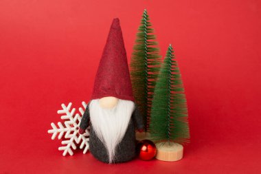 Arka planda süslemesi olan küçük noel ağaçları