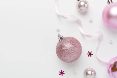 Renkli arka planda dekoru olan pembe noel topları, üst görünüm