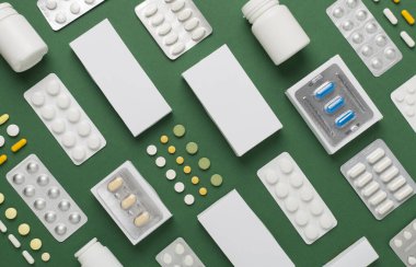 Su toplamada, kutularda ve renk arkaplanında farklı haplar vardı.