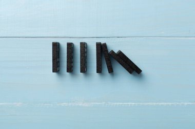 Ahşap zemin üzerinde siyah domino taşları, üst görünüm