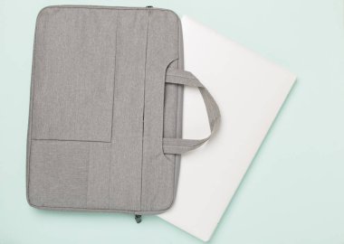 Renkli arka planda aygıtı olan gri renkli dizüstü bilgisayar çantası, üst görünüm