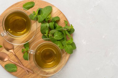 Beton zeminde taze nane çayı, üst manzara.