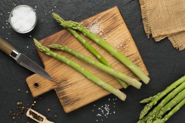 Beton zemin üzerinde taze kuşkonmaz, üst görünüm