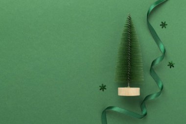 Arka planda dekoru olan küçük noel ağacı, üst görünüm