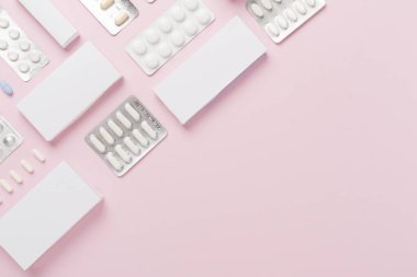 Su toplamada, kutularda ve renk arkaplanında farklı haplar vardı.