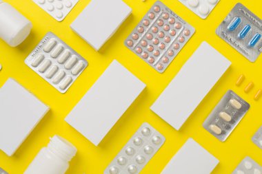 Su toplamada, kutularda ve renk arkaplanında farklı haplar vardı.