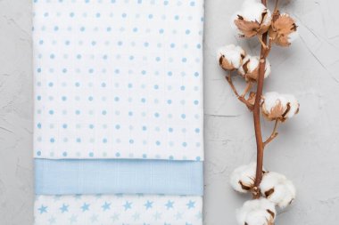 Somut arka planda dalı olan pamuk kumaş, üst görünüm