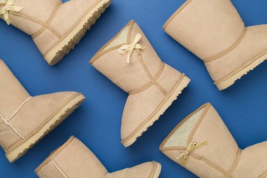 Renkli arka planda güzel botlar, üst manzara