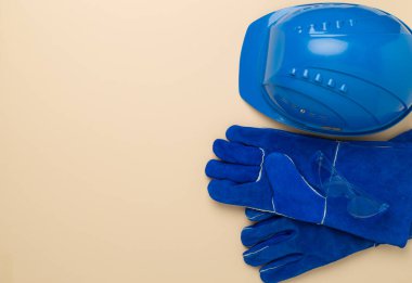 Renk arkaplan üzerinde mavi inşaat ekipmanı, üst görünüm