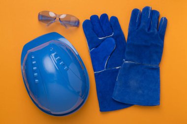 Renk arkaplan üzerinde mavi inşaat ekipmanı, üst görünüm