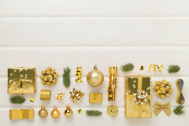 El yapımı, ahşap arka planda eşyalar olan Noel hediyesi kutuları.