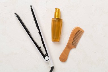 Beton arka planda termo korumalı saç araçları, üst, görünüm