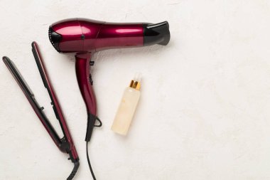 Beton arka planda termo korumalı saç araçları, üst, görünüm