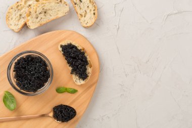 Ahşap zemin üzerinde siyah havyar, üst görünüm