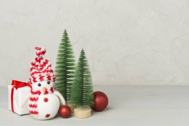 Ahşap masa süslemeli küçük noel ağaçları
