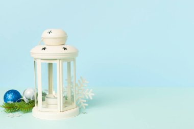 Renkli dekorasyonlu bej noel feneri