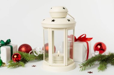 Renkli dekorasyonlu bej noel feneri