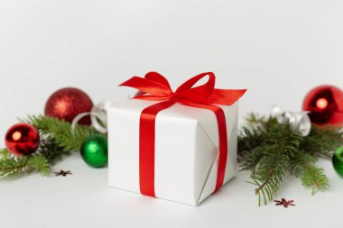 Renk arkaplanında noel dekoru olan hediye kutusu