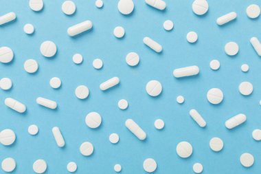 Farklı ilaç ve kapsüllerle renklendirilmiş düz bir zemin