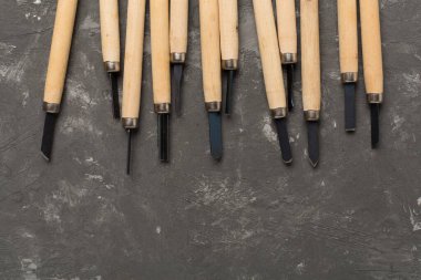 Beton zemin üzerinde marangoz araçları, üst görünüm