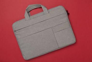 Renkli arka planda gri renkli dizüstü bilgisayar çantası, üst görünüm