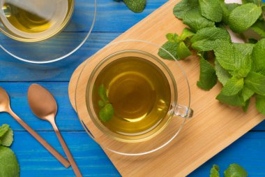 Ahşap arka planda taze nane çayı, üst manzara.