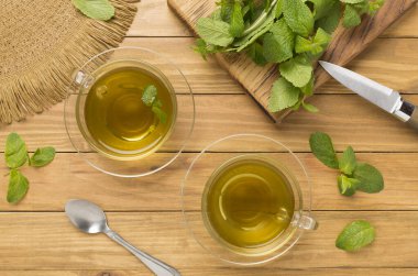 Ahşap arka planda taze nane çayı, üst manzara.