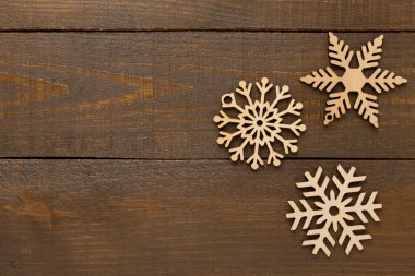 Ahşap arka planda güzel kar taneleri, üst manzara.