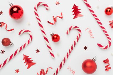 Renkli arka planda lolipoplar olan Noel kompozisyonu, üst görünüm