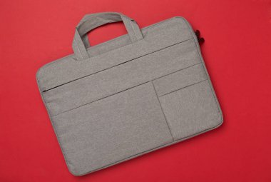 Renkli arka planda gri renkli dizüstü bilgisayar çantası, üst görünüm