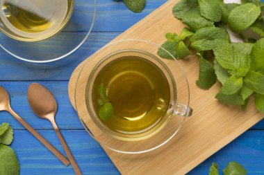 Ahşap arka planda taze nane çayı, üst manzara.