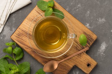 Beton zeminde taze nane çayı, üst manzara.