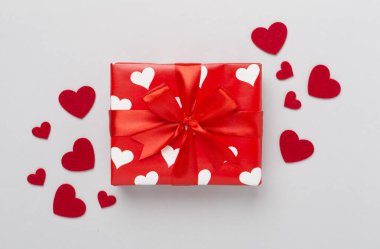 Renkli arka planda kupa olan hediye kutusu, üst manzara. Sevgililer Günü konsepti