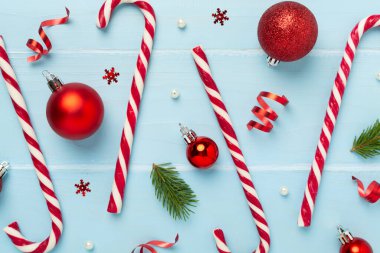 Ahşap zemin üzerinde lolipoplar olan Noel kompozisyonu, üst manzara