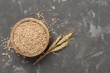 Beton zemin üzerinde hecelenen tahıllı kase, üst görünüm