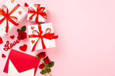 Sevgililer Günü kompozisyonu hediyeler ve arka planda kırmızı güller, üst manzara