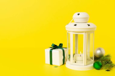 Renkli dekorasyonlu bej noel feneri