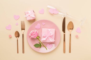 Renkli arka plan, üst görünüm Sevgililer Günü için şölen masası ayarları