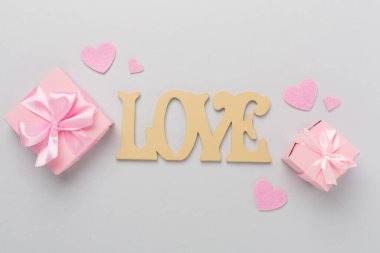 Sevgililer Günü kompozisyonu. Renkli arka plan, üst görünüm hediyeleri..