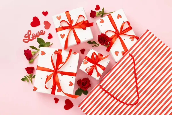 Sevgililer Günü kompozisyonu hediyeler ve arka planda kırmızı güller, üst manzara