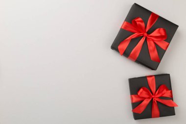 Renkli arka planda siyah hediye kutuları, üst görünümde. Kara Cuma konsepti