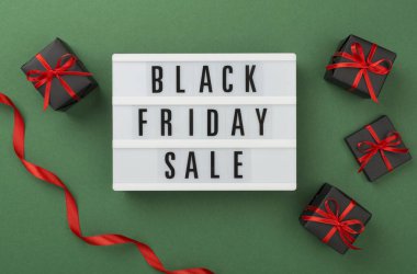 Kara Cuma indirimli ışık kutusu ve renk arkaplan üzerinde hediye kutusu, üst görünüm