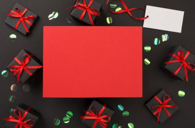 Alanı siyah hediye kutularıyla renklendirin, üst görünüm. Kara Cuma konsepti