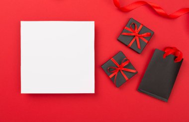 Siyah alışveriş çantası ve renkli arka planda hediye kutuları. En iyi görüntü. Kara Cuma konsepti.