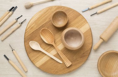 Ahşap arka planda marangoz araçları, üst görünüm