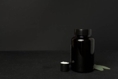 Beton zemin üzerinde protein tozu olan kavanozlar. Spor beslenme konsepti