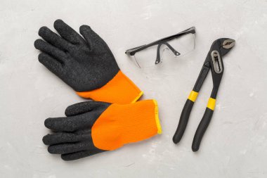 Beton zemin üzerinde mavi inşaat ekipmanları, üst görünüm