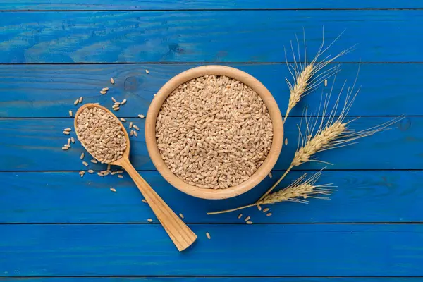 Tahta arka planda hecelenmiş tahıllı kase, üst manzara